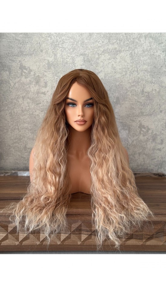 Gerçek Saç Dokusunda Kıvırcık Perçemli Ombreli Model Gerçek Saç Dokusunda Kıvırcık Perçemli Ombreli Model