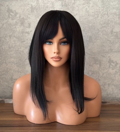 Gerçek saç dokusunda siyah perçemli peruk Gerçek saç dokusunda siyah perçemli peruk