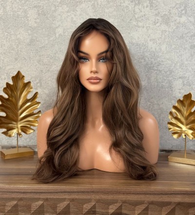 Havalı duran ombreli kendinden dalgalı perçemli peruk Havalı duran ombreli kendinden dalgalı perçemli peruk